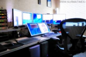 Cool Computer Room Design with 6 Monitors