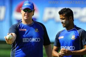 ian pont l gives bowling tips to cricketer nazmul hossain 24478 0