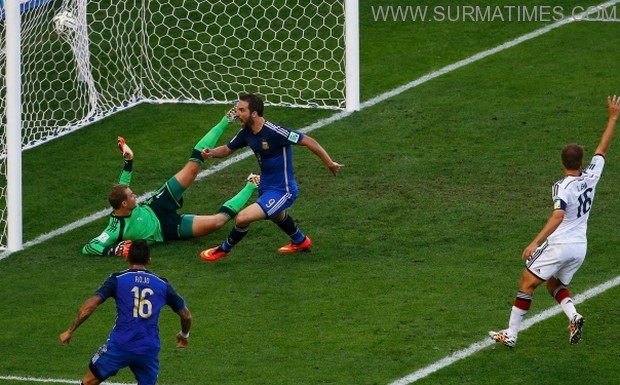 Argentina's+Gonzalo+Higuain+(C)+celebrates+a+goal+against+Germany's+goalkeeper+Manuel+Neuer