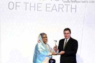 চ্যাম্পিয়ন অব দ্য আর্থ পুরস্কার গ্রহণ করছেন শেখ হাসিনা - Surma Times Archive