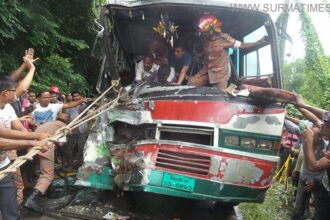 বিয়ানীবাজারে দু’বাসের সংঘর্ষ : আহত অর্ধশতাধিক, তিন ঘন্টা পর চালক উদ্ধার - Surma Times Archive