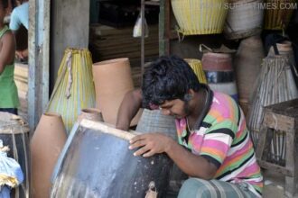 ঘনিয়ে আসছে দূর্গাপুজা, ব্যস্ত সময় পার করছেন মৃৎশিল্পীরা - Surma Times Archive