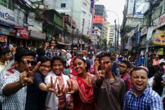 ভ্যাট প্রত্যাহার : সিলেটে বেসরকারি বিশ্ববিদ্যালয়ের শিক্ষার্থীদের আনন্দ মিছিলে - Surma Times Archive