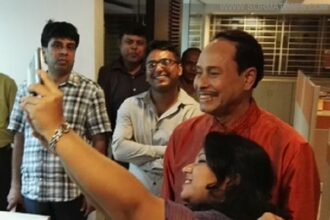 সুন্দরী মেয়েদের সঙ্গে সেলফি তুলতে ভালো লাগে - Surma Times Archive