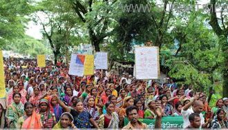 সিলেটে চা শ্রমিকদের দুই ঘণ্টা কর্মবিরতি পালনঃ সড়ক অবরোধ - Surma Times Archive