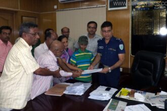 সড়ক দুর্ঘটনা রোধে ব্যাটারিচালিত রিকশা বন্ধের দাবিতে গণস্বাক্ষর সম্বলিত স্বারকলিপি প্রদান - Surma Times Archive