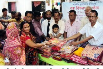 কাউন্সিলর সন্তু’র উদ্যোগে মনিপুরী রাজবাড়ি সার্বজনীন পুজামন্ডপে বস্ত্র বিতরন - Surma Times Archive
