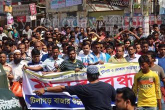 থমথমে টিলাগড়, ছাত্রলীগের তান্ডবের প্রতিবাদে রাজপথে ব্যবসায়ীরা - Surma Times Archive