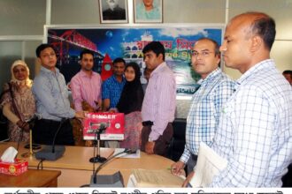 অর্থমন্ত্রী আবুল মাল আবদুল মুহিত এমপির পক্ষে সেলাই মেশিন বিতরন - Surma Times Archive