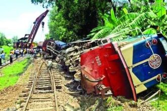 দক্ষিণ সুরমায় পাহাড়িকা লাইচ‌্যুত, সিলেটের সাথে সারাদেশের রেল যোগাযোগ বন্ধ - Surma Times Archive