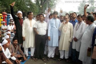 কাফনের কাপড় মাথায় বেঁধে প্রতিবাদ অব্যাহত রেখেছেন জীবন্মৃত শিক্ষক-কর্মচারীরা - Surma Times Archive