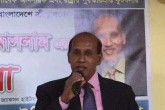 ফুটবলার আসলাম তার ক্রেস্ট উৎসর্গ করলেন শেখ কামালকে - Surma Times Archive