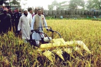 তাহিরপুরে কৃষকদের মাধ্যে রাইস ট্রান্সপ্লান্টার, রিপার যন্ত্র বিতরণ ও মাঠ দিবস - Surma Times Archive