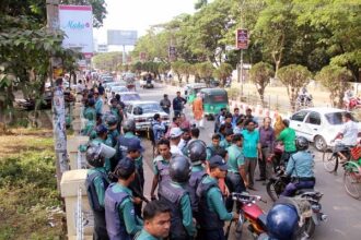 চৌহাট্টায় মাইক্রো স্ট্যান্ড নিয়ে পুলিশ-শ্রমিক মুখোমুখি, সাংবাদিক লাঞ্ছিত - Surma Times Archive