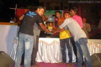 ‘পাঠশালা একুশ’ স্কুলে শিশুদের মধ্যে শীতবস্ত্র বিতরণ করেছে শিকড় - Surma Times Archive