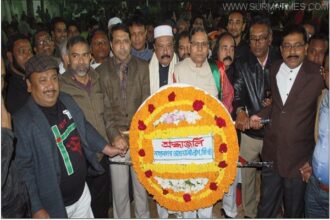 শহীদ মিনারে পুষ্প অর্পণের মধ্য দিয়ে ৪৫তম বিজয় দিবস শুরু - Surma Times Archive