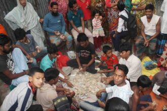 সারা দিন গুনেও শেষ হচ্ছে না ভিক্ষুকের রেখে যাওয়া টাকা! - Surma Times Archive