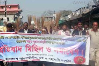 ইউএনও এবং ওসি অপসারণের দাবীতে চুনারুঘাটে ঝাড়ু মিছিল - Surma Times Archive