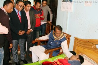 অসুস্থ সাংবাদিক কাউসার চৌধুরীর শয্যাপাশে সুরঞ্জিত - Surma Times Archive