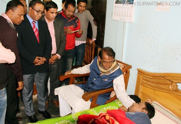 অসুস্থ সাংবাদিক কাউসার চৌধুরীর শয্যাপাশে সুরঞ্জিত - Surma Times Archive