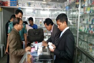 ভ্রাম্যমাণ আদালতের অভিযান: সিলেটে তিন ফার্মেসিকে জরিমানা - Surma Times Archive