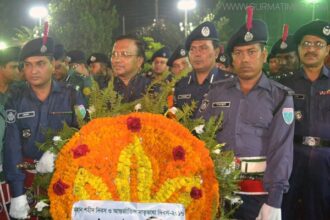 একুশের প্রথম প্রহরে সিলেট কেন্দ্রীয় শহীদ মিনারে হাজারো মানুষের ঢল - Surma Times Archive