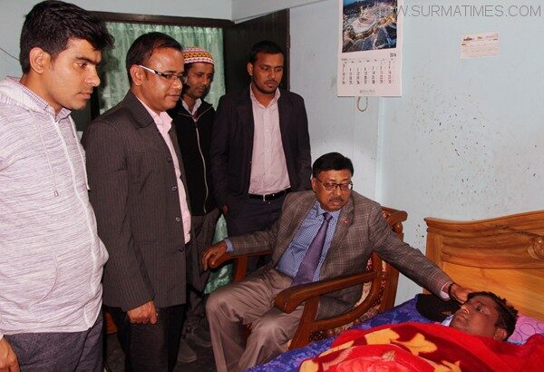 অসুস্থ সাংবাদিক কাউসার চৌধুরীর শয্যাপাশে সুনামগঞ্জ ওয়েলফেয়ার এসোসিয়েশনের নেতৃবৃন্দ - Surma Times Archive