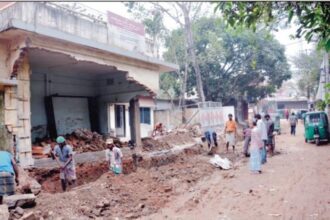 সোজা হচ্ছে সেই বাঁকা ড্রেন - Surma Times Archive