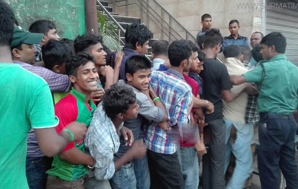 ফাইনালের টিকিট পেতে ৩৬ ঘণ্টা আগেই লাইনে - Surma Times Archive