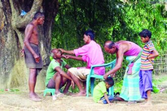 হারিয়ে যাচ্ছে নরসুন্দরের ক্ষুরের ব্যবসা - Surma Times Archive