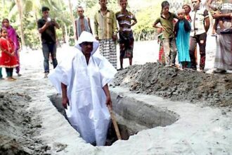 নিজের কবর নিজেই খুঁড়লেন আ.লীগের বিদ্রোহী প্রার্থী - Surma Times Archive