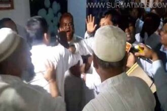 সচিবালয়ে পাটকল শ্রমিক নেতাদের হাতাহাতি : অবরোধ চালিয়ে যাওয়ার ঘোষণা - Surma Times Archive