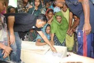 পুত্রের লাশের পাশে নির্বাক মা : পারিবারিক কবরস্থানে চির নিদ্রায় শায়িত নাজিম - Surma Times Archive