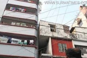 না.গঞ্জে হেলে পড়েছে চারতলা ভবন - Surma Times Archive