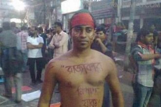 সামাদের একটি ছবি ফেসবুকে ভাইরাল : বুকে তাঁর ‘রাজাকার নিপাত যাক’ শ্লোগান - Surma Times Archive
